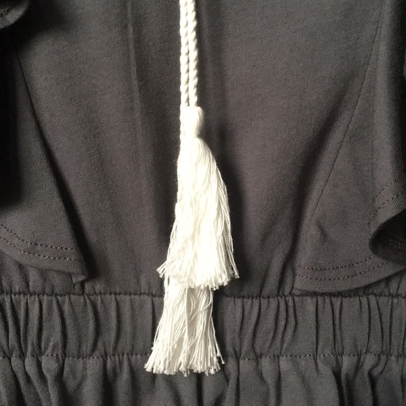 ✨NEW✨LAST 4✨Gray Ruffle Top - Picture 5 of 8